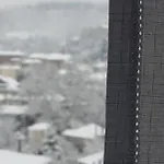 To Balkoni Tis Agorianis