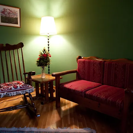 To Balkoni Tis Agorianis