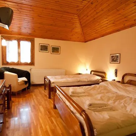 To Balkoni Tis Agorianis 2*