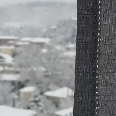 To Balkoni Tis Agorianis