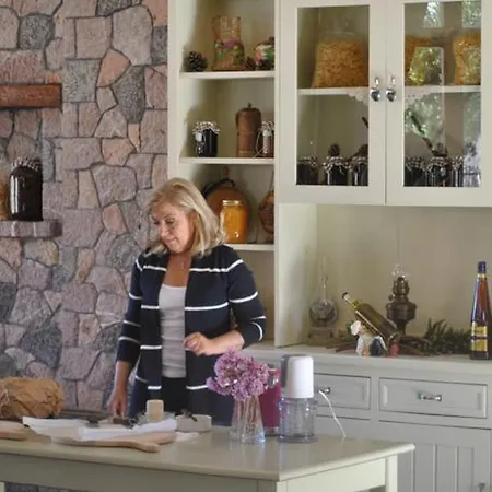 To Balkoni Tis Agorianis Eptálofos